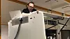 Serviceingeniør Martin Nielsen monterer en av de nye testmaskinene Cobas 6800 ved Oslo universitetssykehus.