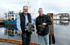 CTO Jonas Follesø (t.h) i Blueye Robotics lot teknologiredaktør Jan M. Moberg teste en Blueye X3-drone fra kaikanten i Nyhavna i Trondheim.