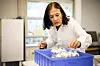 På laboratoriet til Åsa Frostegård har hun milliarder av «husdyr», altså bakterier, som kan spise lystgass. Foto: Alexander Benjaminsen/NMBU