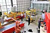 Det normale i dag er at roboter arbeider bak et sikkerhetsgjerde. Må noen inn bak gjerdet­, må roboten slås av eller få redusert fart. Foto: Bremen Institut für Produktion und Logistik GmbH