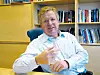 Professor Olav Egeland mener pro­blem­stillingen som det tyske prosjektet reiser er svært aktuell. Han kjenner til at det arbeides med en del løsninger som skal gjøre det enklere for mennesker og roboter­ å arbeide sammen.