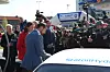 FYLLER: Kronprins Haakon fyller hydrogentanken på en Mazda RX-8 hydrogenbil. I bakgrunnen Einar Håndlykken i Zero og Statoils Alexandra Bech Gjørv.