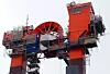 OVER VANN: Dette er det eneste av HiLoaden som normalt vil være synlig når den opererer. Fargeskillet på masten viser hvor konstruksjonen går fra stål (brun) til aluminium (orange).