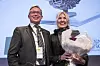 Nitos generalsekretær Steinar Sørlie delte ut hedersprisen, som ble tatt i mot av Tormod Hermansens datter, Mari Hermansen.
