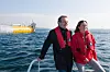 SNART FERDIG: Alexandra Bech Gjørv, leder for Ny energi i StatoilHydro, og Sjur Bratland, sjef for Hywind, viser stolt fram pilotvindmøllen. ¿ Driftperioden er satt til to år, hvor vi skal teste våre antagelser, sier Gjørv.