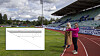 Thea Mork Kummen og Camillia Torp fra Bærum Kommune viser hvor gropvarmelageret kan bygges. Dette er Nadderud stadion slik anlegget er i dag. Innfelt er Rambølls figur av gropvarmelageret.