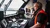 Frank Woldsund kontakter banesjefen i påvente av grønt lys når han skal kjøre videre fra Eidsvoll stasjon. Foto: Mari Gisvold Solberg