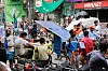 En person bærer et solcellepanel gjennom et elektronikkmarked i Lahore i Pakistan. Den raske utrullingen av solceller på bygninger gjør at landet kan spare store summer på import av olje og gass i 2026.