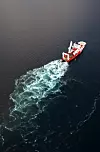 PISK: Vannet bak Far Samson ble virvlet og pisket av alle propellene som forsøkte å dra landfestet til sjøs. Det holdt stand og DNV registrerte at skipet dro med konstant 423 tonns kraft i over 10 minutter.