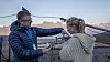 Første droneinstruksjon: Leder fro UAS Norway Anders Martinsen gir Penelope Lea i Miljøagentene en første instruksjon i droneflygning utenfor gruvemuseet i gruve 3 i Longyearbyen
