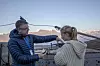 Første droneinstruksjon: Leder fro UAS Norway Anders Martinsen gir Penelope Lea i Miljøagentene en første instruksjon i droneflygning utenfor gruvemuseet i gruve 3 i Longyearbyen Foto: Odd R. Valmot