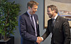 Airthings-sjef Øyvind Birkenes blir gratulert av næringsminister Torbjørn Røe Isaksen for selskapets rolle som innovatør og eksportør av ny norsk teknologi.