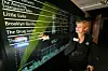STORSKJERM: Videovegger som denne vil bli kommersialisert i løpet av 2009 eller 2010, hevder Accentures innovasjonsdirektør, Kirsti Kjerulf. Konsulentselskapet har allerede samarbeidsavteler med Microsoft om tilsvarende skjermløsninger som er laget for nedfelling i bord.