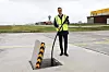Klima- og miljøminister Andreas Bjelland Eriksen med den nye elflyladeren på Stavanger lufthavn. Han synes det er veldig imponerende at den første elflyladeren nå er på plass, og at den er produsert her i Norge.