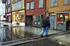 Ved en tidligere stormflo i Bergen ble landganger ble lagt ut slik at folk kunne gå tørrskodd til butikkene på Bryggen. Foto: Marit Hommedal/NTB