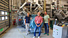 Driftssjef Artur Gunnarsson (t.v.) ved Astra Zeneca i Göteborg, energiansvarlig ved anlegget Martin Johansson og salgssjef Roger Myrvang i Olvondo Technology. På tross av masse problemer mener Astra Zeneca at de norske Stirling-baserte varmepumpene er riktig teknologi, spesielt nå når den nye tredjegenerasjons-pumpen går så bra som den gjør.