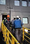 Arbeidere på vei inn og ut av MS Roald Amundsen.