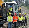 Krafttak: Fv. prosjektleder for CSP, Stian Heitmann, Statens vegvesens prosjektleder, Edgar Olsen og Aluts prosjektleder, Torstein Søgår, Hermann Slinger i Alut og Kevin Larsen i CSP. I gravemaskinen maskinfører Odd Thomassen i CSP. Foto: Tor Sverre Andersen/Statens vegvesen
