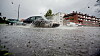 Ved intens nedbør er det et økende problem med avrenning av store vannmengder. Rett og slett fordi det sprenger kapasitet på eksisterende rørnett, skriver artikkelforfatteren.