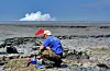 Adriano Mazzini tek prøver av væske ved Lusi-mudderutbrotet, Indonesia. Ein geysirfase ved krateret kan sjåast i bakgrunnen. Foto: Privat