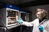 Kompetansen på batterier øker i Norge: Her er NTNU-professor Odne Stokke Burheim i NTNUs nye batterilab, hvor han og resten av batteriteamet samarbeider med aktører som Freyr, Beyonder, Hydro og Equinor. Foto: Maren Agdestein/NTNU