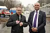 Forsvarsminister Bjørn Arild Gram (t.v.) besøkte fredag Chemring Nobel og daglig leder Helge Husby som produserer eksplosiver. Bedriften i Sætre utenfor Oslo er blant de som nå får EU-støtte.