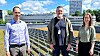 Trygve Mongstad (til venstre) hadde jobbet 15 år med solenergi da han kom på ideen som kan løse konflikten mellom grønne tak og solceller. Det setter Andreas Nilsen og Magnhild Kallhovd i Oslobygg pris på.