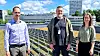 Trygve Mongstad (til venstre) hadde jobbet 15 år med solenergi da han kom på ideen som kan løse konflikten mellom grønne tak og solceller. Det setter Andreas Nilsen og Magnhild Kallhovd i Oslobygg pris på.