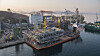 Plattformdekket til stigerørsplattformen på Johan Sverdrup-feltet er lastet ombord på fartøyet som skal frakte det til Nordsjøen. Avreise er om kun et par uker. Det blir da den første plattformen installert på feltet.