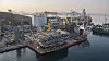 Plattformdekket til stigerørsplattformen på Johan Sverdrup-feltet er lastet ombord på fartøyet som skal frakte det til Nordsjøen. Avreise er om kun et par uker. Det blir da den første plattformen installert på feltet.