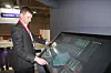 Produktsjef Bernt Ove Sunde i Vard Electro foran en 55-tommers berøringsskjerm. Han har hatt ansvar for SeaQ Control.