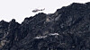 Et helikopter med geologer fra NVE over området ved Veslemannen fredag formiddag. Har gått flere steinsprang i løpet av natten. Det var i går kveld de første store rasene gikk. Foto: Ørn E. Borgen / NTB scanpix
