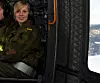 SATSER: Storartet tur med Sea King over Luftforsvarets skolesenter Kjevik. Siri Sørgaard Karlsen (17) går flytekniske fag ved Bardufoss videregående skole, har søkt teknisk i Luftforsvaret, skal tilbake til opptaksprøver. - Jeg må bare få litt bedre kondis og klare kravet til armhevinger, sier hun.