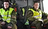 TEKNISK?: Sea King 'skranglekasse' med (f.v.) Adrian Eriksen og Stian Tjessem (17) som går Sola videregående: Eriksen er interessert, og tenker seg sivil IT-utdanning. - Det kan skje jeg velger IT i Forsvaret, får ta det som det kommer. Tjessem vil også avvente å søke Luftforsvaret.