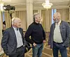 Christian Ringnes (t.v.), Hans Geelmuyden og Stein Lier-Hansen samlet under lysekronene i speilsalen på Grand Hotel under framleggingen av notat om elektrifisering av Melkøya. Foto: Arash A. Nejad