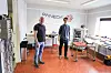 LABORATORIUM: Teknisk direktør og gründer Oddvar Flølo (t.v.) saman med tekniker Eirik Nordgaard som har flyttet til Selje frå Østlandet for å jobbe i Paneda. Nordgaard har elektrobakgrunn fra teknisk fagskole og er Ekom-godkjent. I dette rommet klekker de ut ideer og tester løsninger. Foto: Jørn-Arne Tomasgar