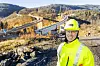 Prosjektsjef Morten Klokkersveen i Nye Veier ved Langangsfjordbrua, 404 meter lang. Gamlebrua til venstre. Foto: Arash A. Nejad