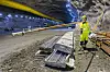 Den såkalte katedralen i Grenlandstunnelen er 36 meter bred. Tunnelrådgiver Jony Moen i Nye Veier med en del av en bolt for fjellsikring. Foto: Arash A. Nejad
