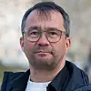 Lars Peder Haga ved Luftkrigsskolen sier man ikke kan sammenligne prisen på angripende droner og luftvernsmissiler uten å regne med verdien av det man ønsker å forsvare. Foto: Mathias Klingenberg