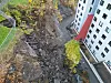 Slik så rasområdet ut mandag morgen. Titalls tonn med steinblokker er i fare for å rase inn i studentboligen.