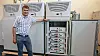 Miljøbatteri Kranbatteriet som teknisk direktør i Grenland Energy AS, Dr Lars Ole Valøen viser frem, er ganske mye større enn et bilbatteri. Systemet skal installeres i et av Grieg Star Shippings båter. Men så er miljøgenvinsten også voldsomt mye større