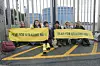 Greta Thunberg (nr. to fra høyre) og flere klimaaktivister fra Extinction Rebellion aksjonerer utenfor gassterminalen på Kårstø lørdag formiddag.