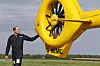 Prins William går over fenestron-halerotoren på H145-helikopteret (tidligere EC145T2) før han starter sitt siste skift hos East Anglian Air Ambulance 27. juli 2017. Bilde: Heathcliff O'Malley