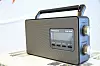 FORSKNINGSOBJEKT: Det enkle er ofte det beste. En vanlig DAB+-radio inngår i laboratoriet i forbindelse med prøving og feiling for å finne de beste løsningene.