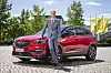 Opel-boss Michael Lohscheller med Grandland X, som kommer som ladehybrid. Foto: Opel