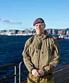 Nikolas Berge Holden, kapteinløytnant i Kystlegerkommandoen i Sjøforsvaret, på terrassen til Oslo Havn 1. november 2024. Foto: Mathias Klingenberg