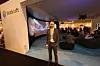 Kristian Løksa viser fire forskjellige videoer på standen til Statkraft som handler om vind, vann, energi og fremtidens teknologi.