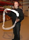 SPEISIALDUK: Remi Reinholdtsen med ringen som spenner opp lensen. Duken i denne ringen er spesiallaget for fomålet.
