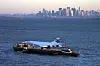 En pensjonert British Airways-Concorde tar sjøveien til Intrepid Sea Air Space Museum i New York 25. november 2003. Foto: Tom Turner