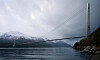 Norges lengste hengebru, Hardangerbrua, ble bygget med ett brudekke. Nå ser danske forskere på muligheten for å bygge lengre hengebruer med flere parallelle dekker.